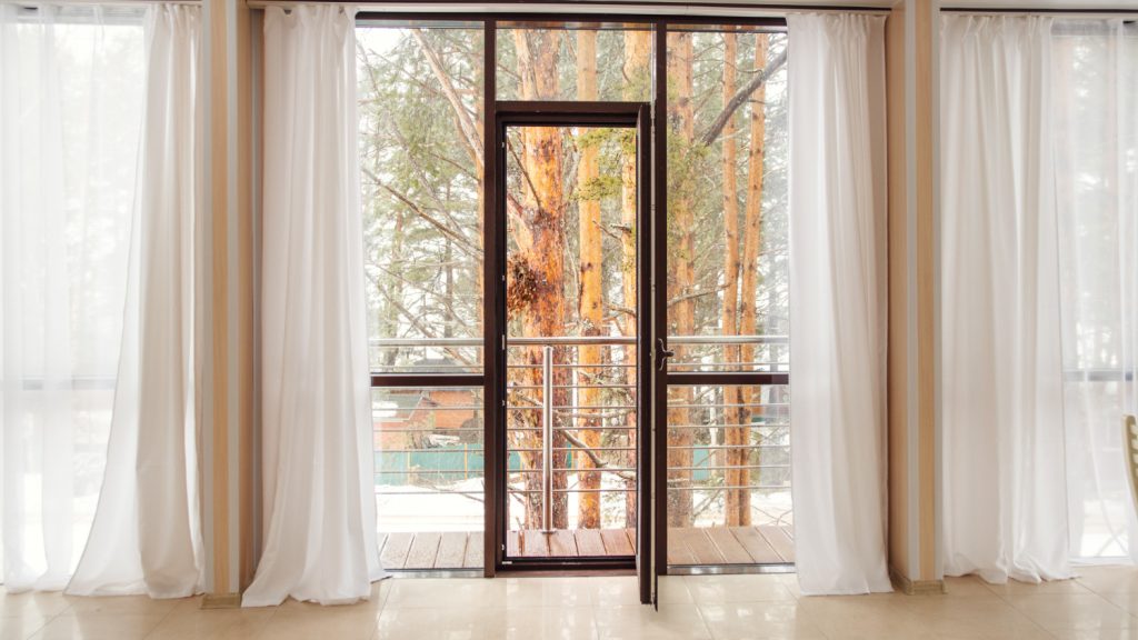 Curtains for fixed windows