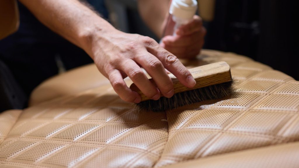 55248 Step-by-step: Remove Pen Ink from the Leather Sofa