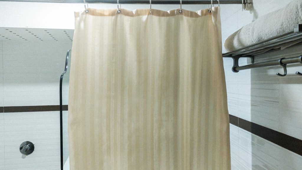 Temporary curtain without drilling